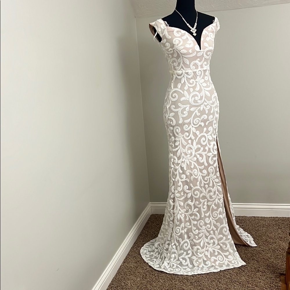 White Sleeveless Sweetheart Sheath Gown